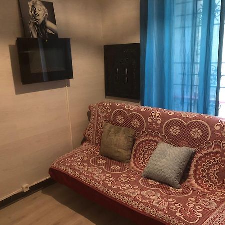 Studio "Maryline" Sejours Parisiens Abordables - Rez De Chaussee Sur Beau Patio Ombrage- Accessible Handcaps - Grand Canape-Lit Clic Clac 2 Places - Cuisine Equipee - Salle De Bains - 5 Minutes Du Metro Brochant Ligne 13,Bus 74 Et 31 المظهر الخارجي الصورة