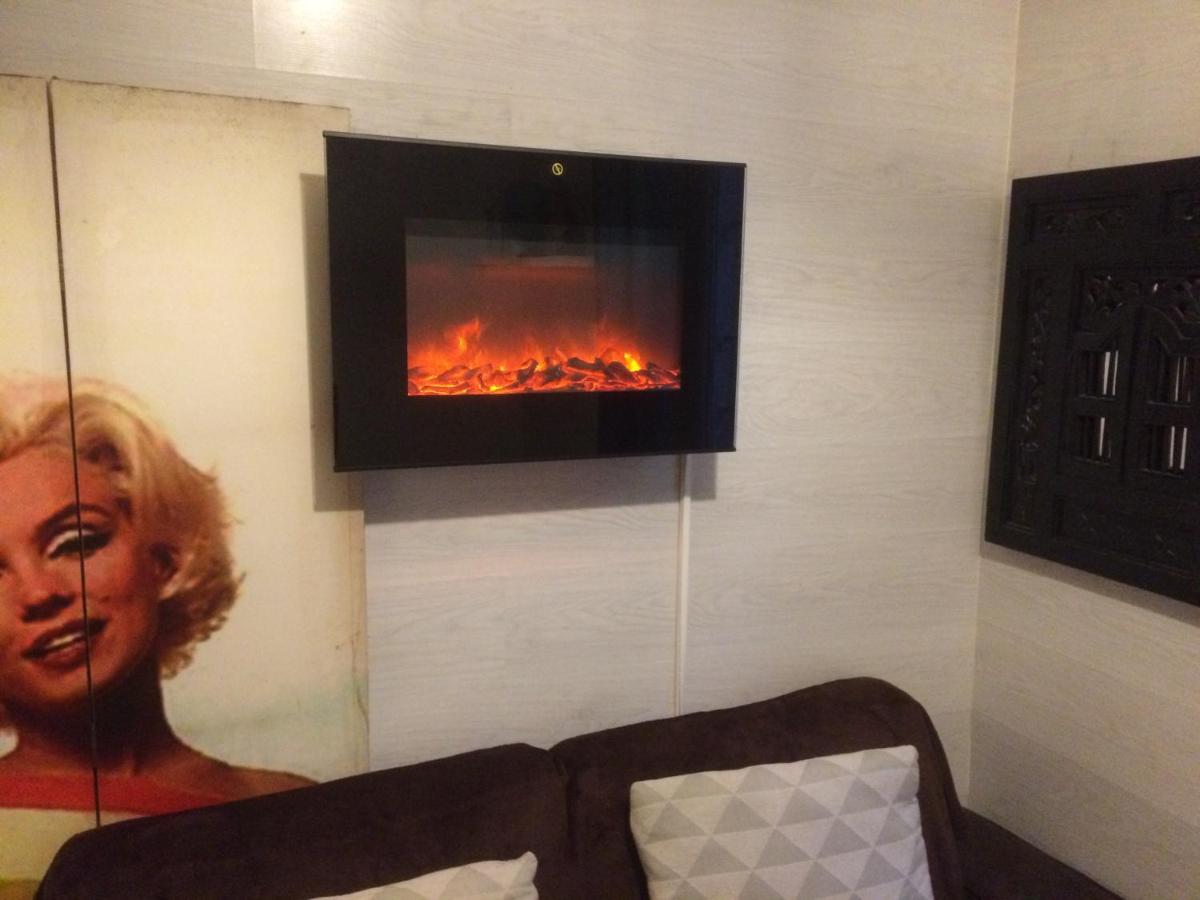 Studio "Maryline" Sejours Parisiens Abordables - Rez De Chaussee Sur Beau Patio Ombrage- Accessible Handcaps - Grand Canape-Lit Clic Clac 2 Places - Cuisine Equipee - Salle De Bains - 5 Minutes Du Metro Brochant Ligne 13,Bus 74 Et 31 المظهر الخارجي الصورة