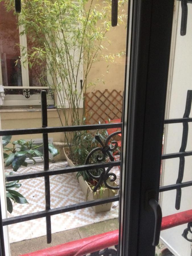 Studio "Maryline" Sejours Parisiens Abordables - Rez De Chaussee Sur Beau Patio Ombrage- Accessible Handcaps - Grand Canape-Lit Clic Clac 2 Places - Cuisine Equipee - Salle De Bains - 5 Minutes Du Metro Brochant Ligne 13,Bus 74 Et 31 المظهر الخارجي الصورة