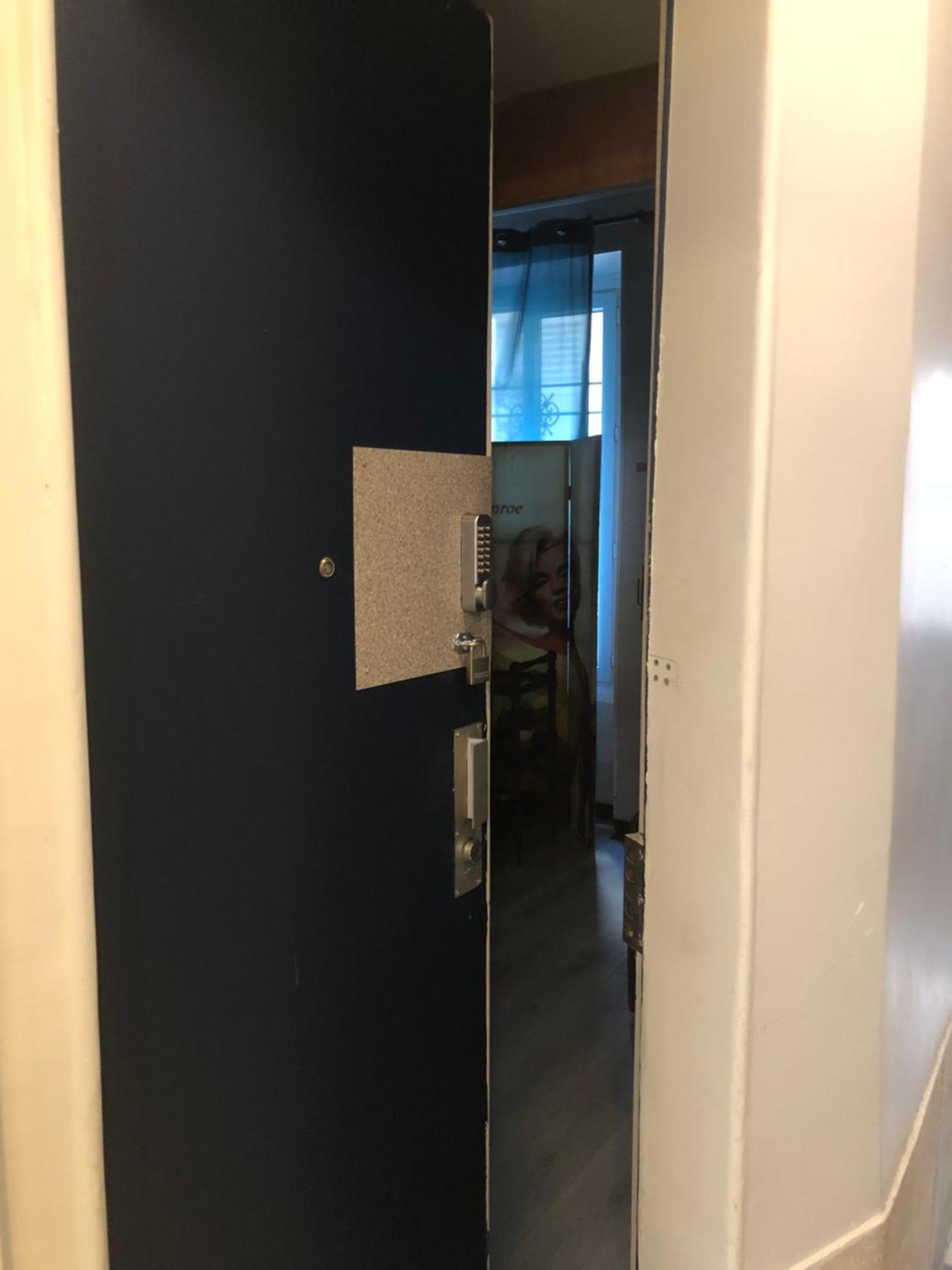 Studio "Maryline" Sejours Parisiens Abordables - Rez De Chaussee Sur Beau Patio Ombrage- Accessible Handcaps - Grand Canape-Lit Clic Clac 2 Places - Cuisine Equipee - Salle De Bains - 5 Minutes Du Metro Brochant Ligne 13,Bus 74 Et 31 المظهر الخارجي الصورة