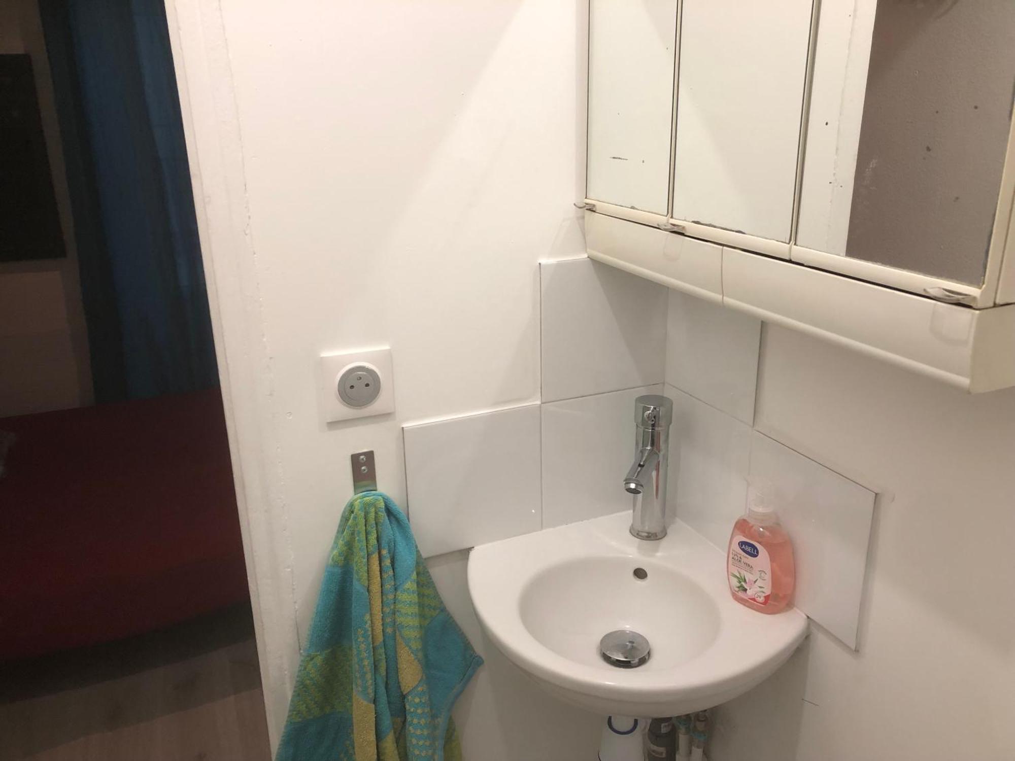 Studio "Maryline" Sejours Parisiens Abordables - Rez De Chaussee Sur Beau Patio Ombrage- Accessible Handcaps - Grand Canape-Lit Clic Clac 2 Places - Cuisine Equipee - Salle De Bains - 5 Minutes Du Metro Brochant Ligne 13,Bus 74 Et 31 المظهر الخارجي الصورة