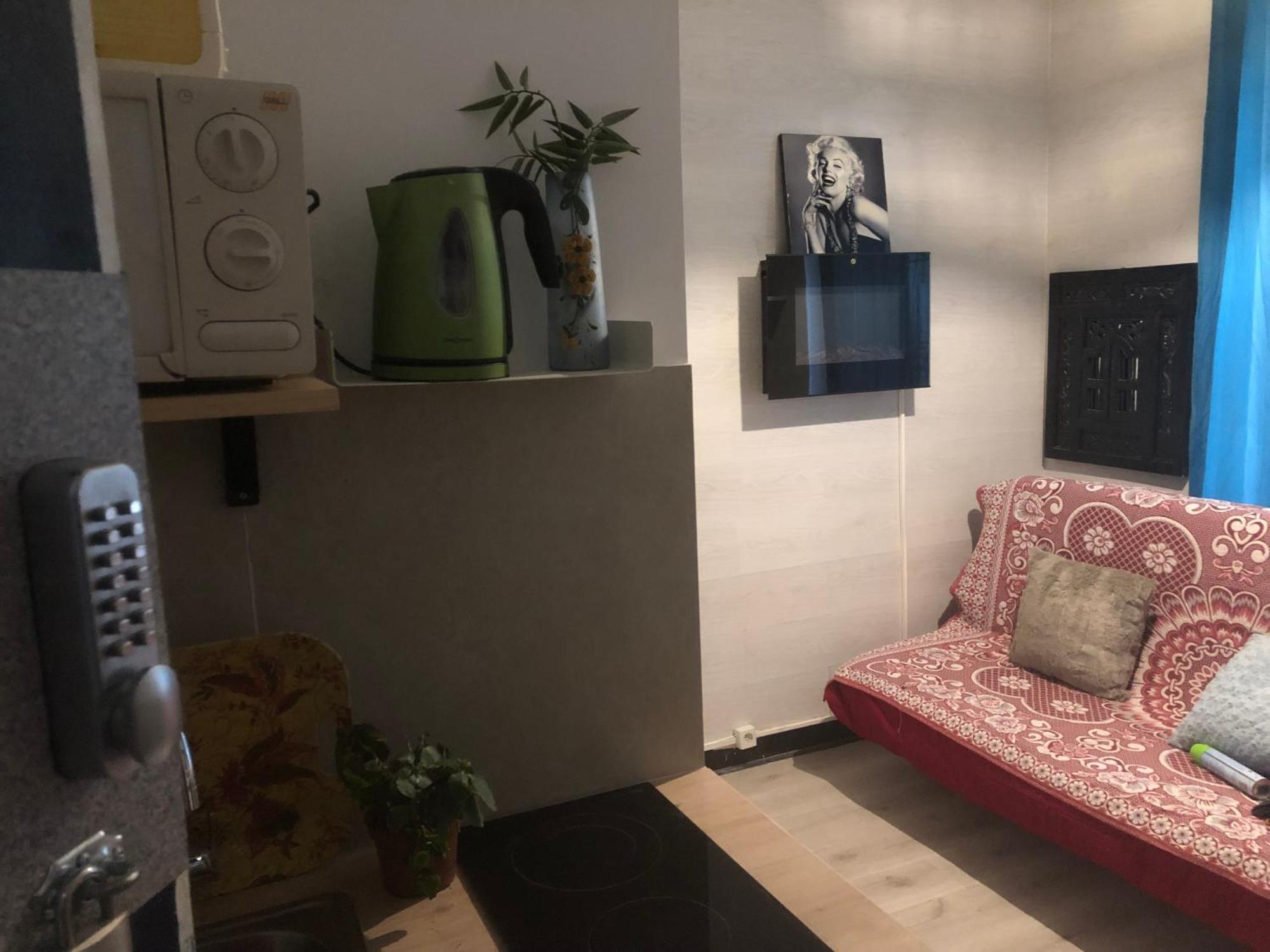 Studio "Maryline" Sejours Parisiens Abordables - Rez De Chaussee Sur Beau Patio Ombrage- Accessible Handcaps - Grand Canape-Lit Clic Clac 2 Places - Cuisine Equipee - Salle De Bains - 5 Minutes Du Metro Brochant Ligne 13,Bus 74 Et 31 المظهر الخارجي الصورة